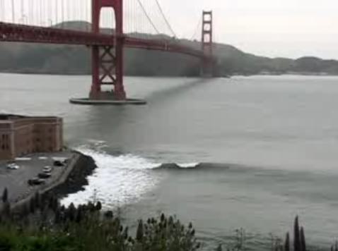 Wellenreiten unter der Golden Gate Bride, San Francisco